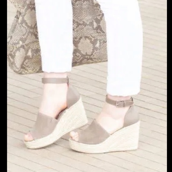 ❤️Big Buddha Tan Espadrille Wedges - Picture 2 of 13